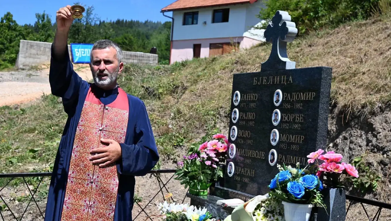 Освештан споменик за девет палих бораца, чланова породице Бјелица