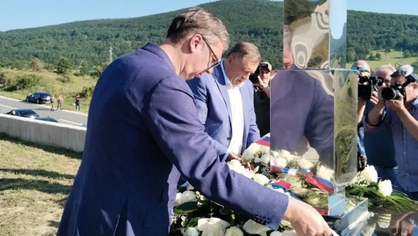 Додик и Вучић одали пошту убијенима на Петровачкој цести