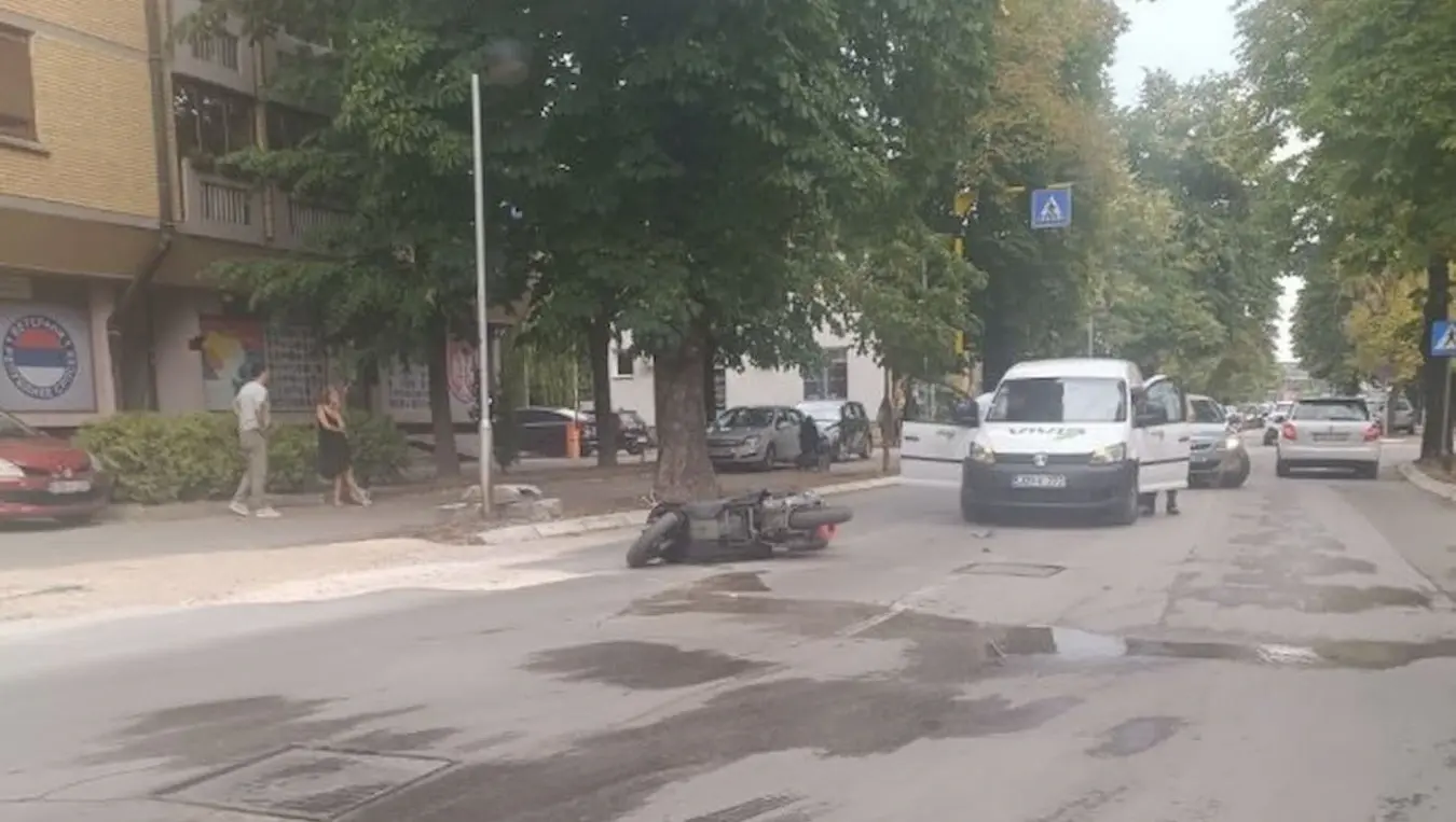 Судар аута и мотоцикла у Гундулићевој