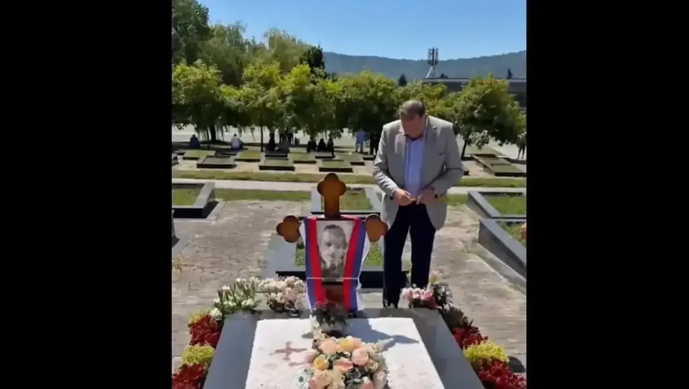 Додик посјетио гроб Бобана Кустурића: Тешко ми је да се помирим са тим