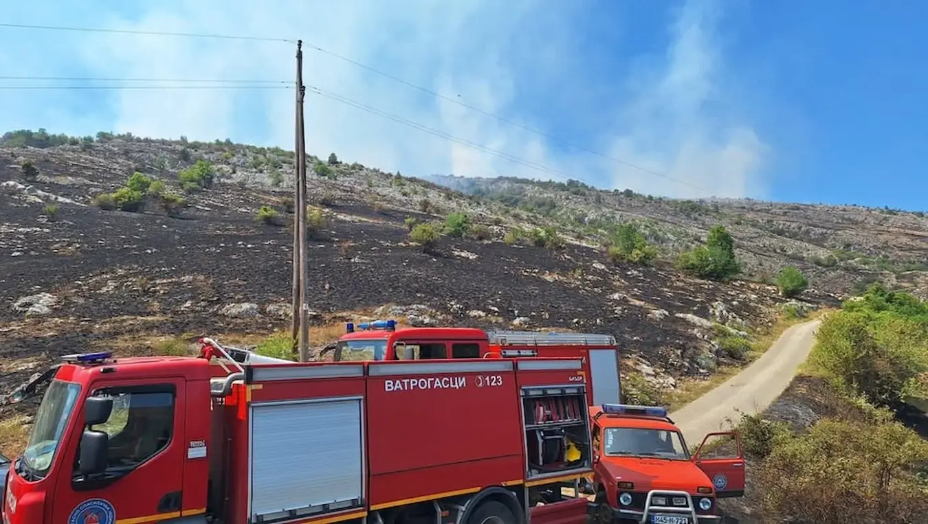 Пожарна линија дуга и до осам километара: Ватрогасци код Гацка спречавају да ватра приђе кућама