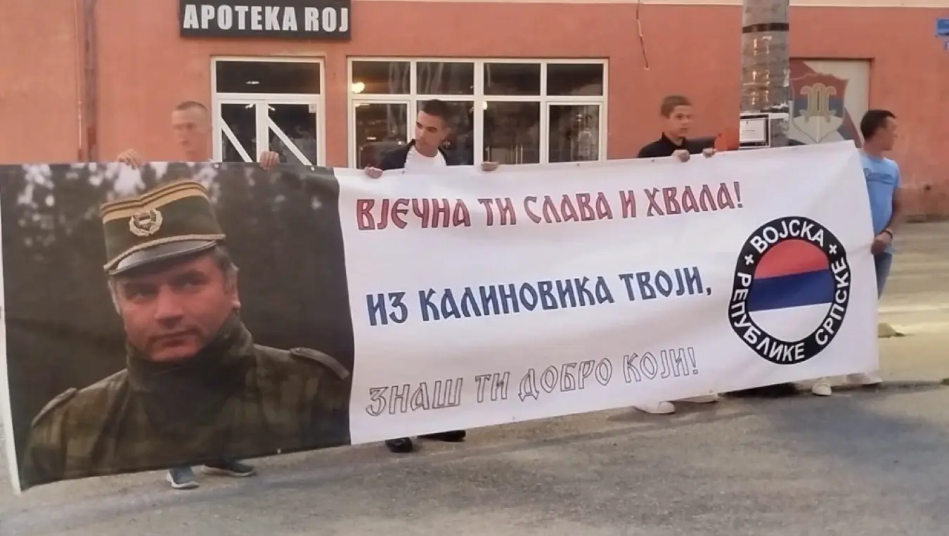 “Из Калиновика твоји, знаш ти добро који”: Помен-шетња и бакљада за генерала и сина овог краја