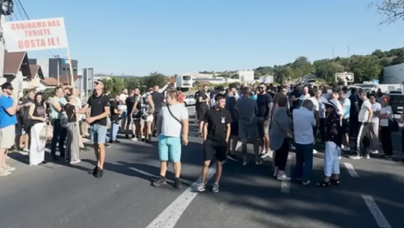 Протест у Рамићима: Мјештани блокирали саобраћај због неадекватног одлагања анималног отпада