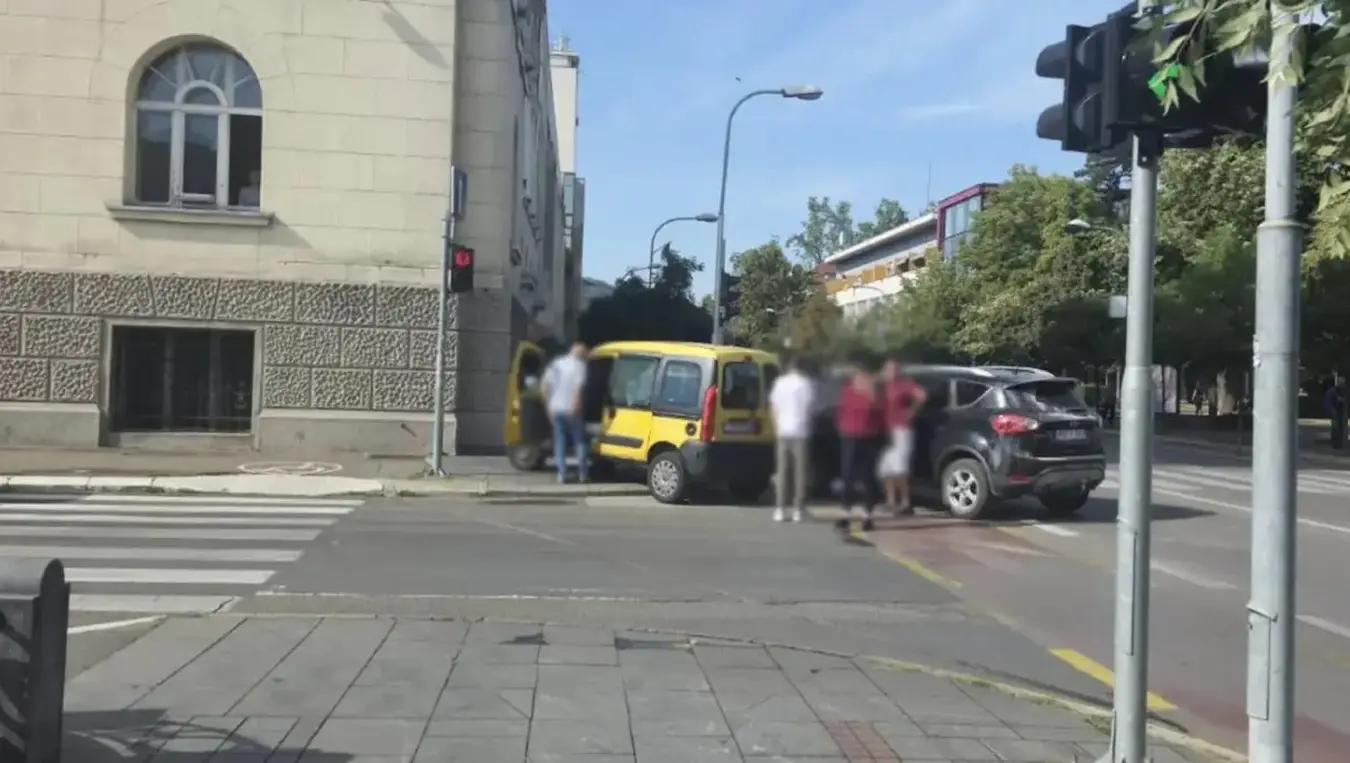 Удес у центру: Аутом ударио у зграду Градске управе Бањалука