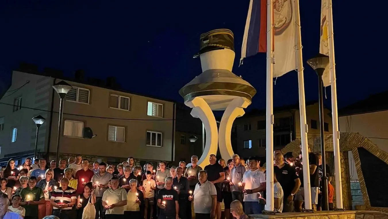 Сузе и понос у Калиновику: Грађани одали помен генералу Младићу