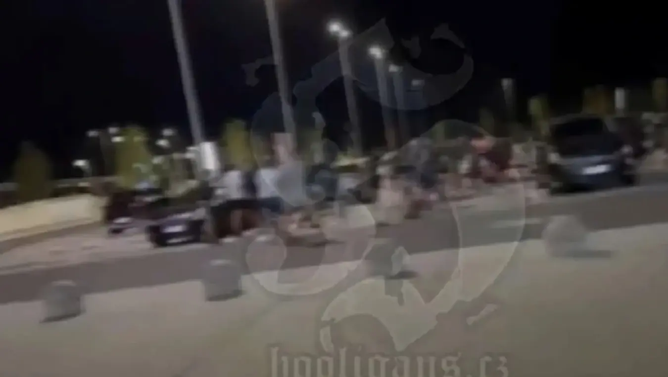 Масовна туча навијача Динама и Хајдука на паркингу загребачког аеродрома