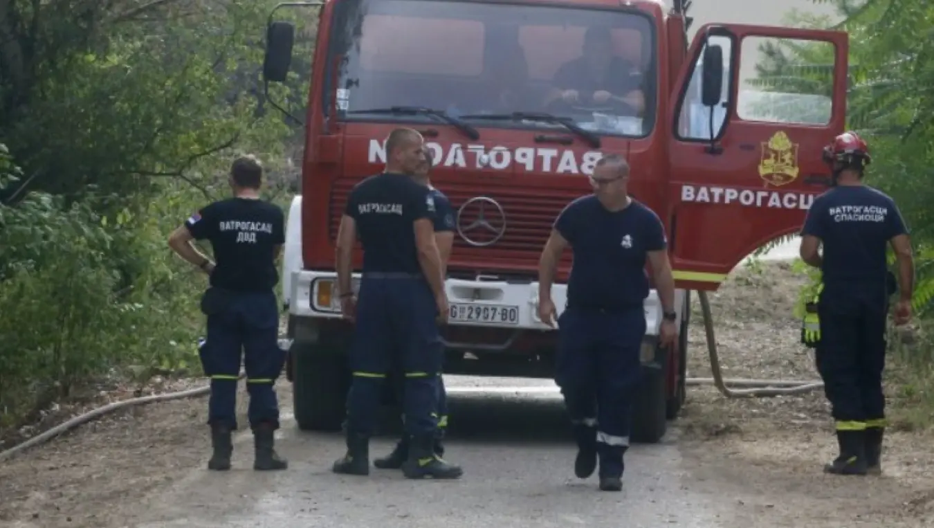 Хеликоптери и ватрогасци из Румуније гасе пожар у Делиблатској пешчари
