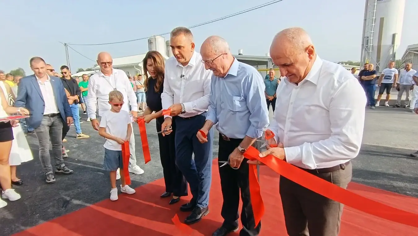 Минић отворио нови објекат за тов пилића