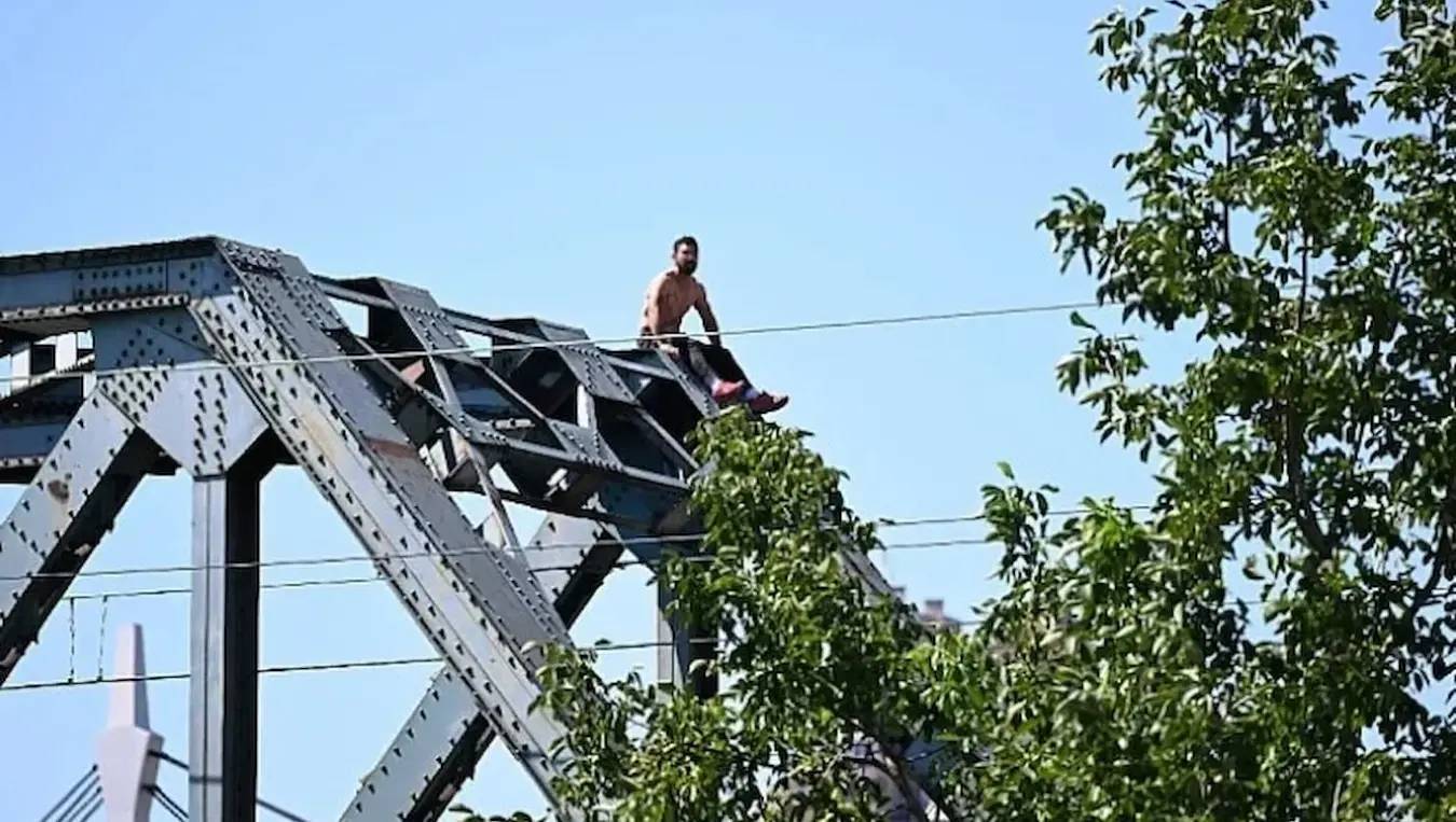 Драма у Зеници: Мушкарац се попео на мост и пријетио самоубиством