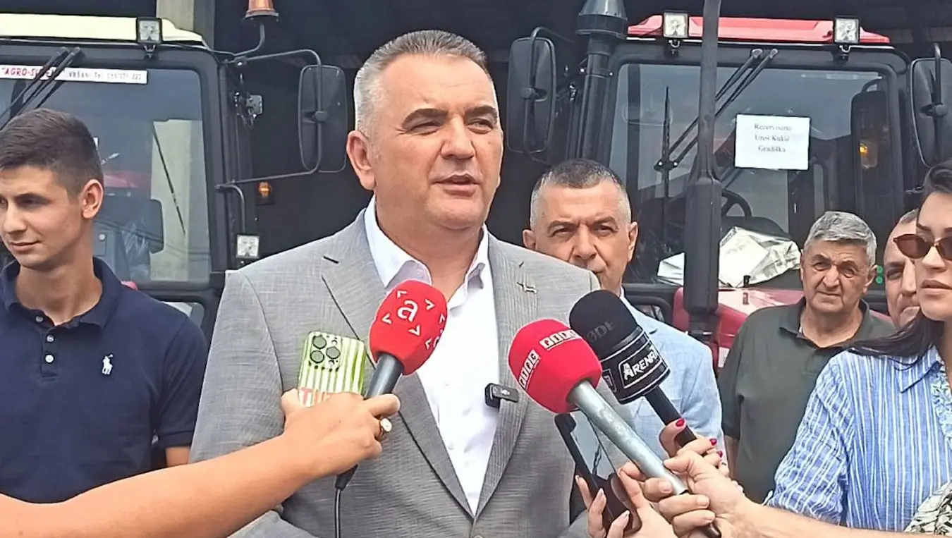 Минић присуствовао подјели трактора "беларус" младим пољопривредницима