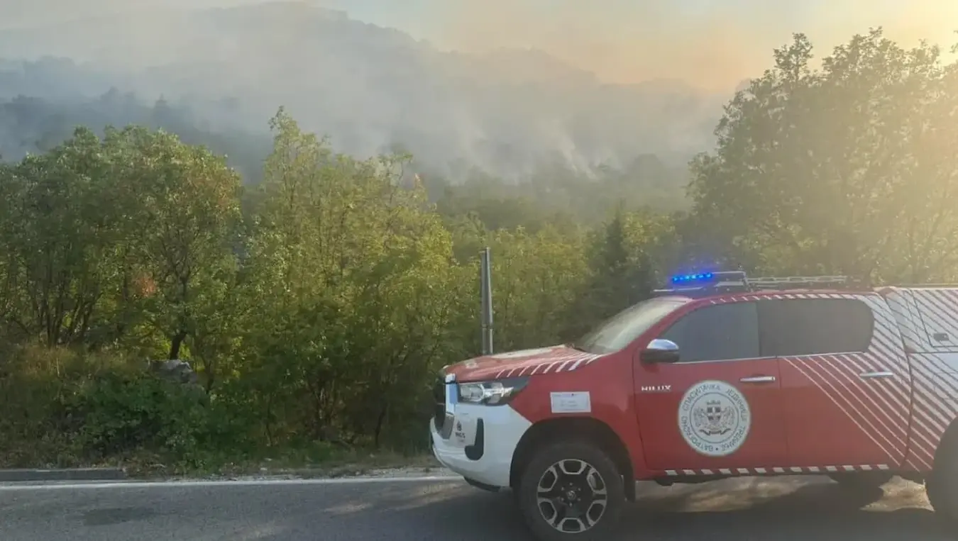 Велики пожар код Невесиња: Куће спашене, јак вjетар отежава гашење