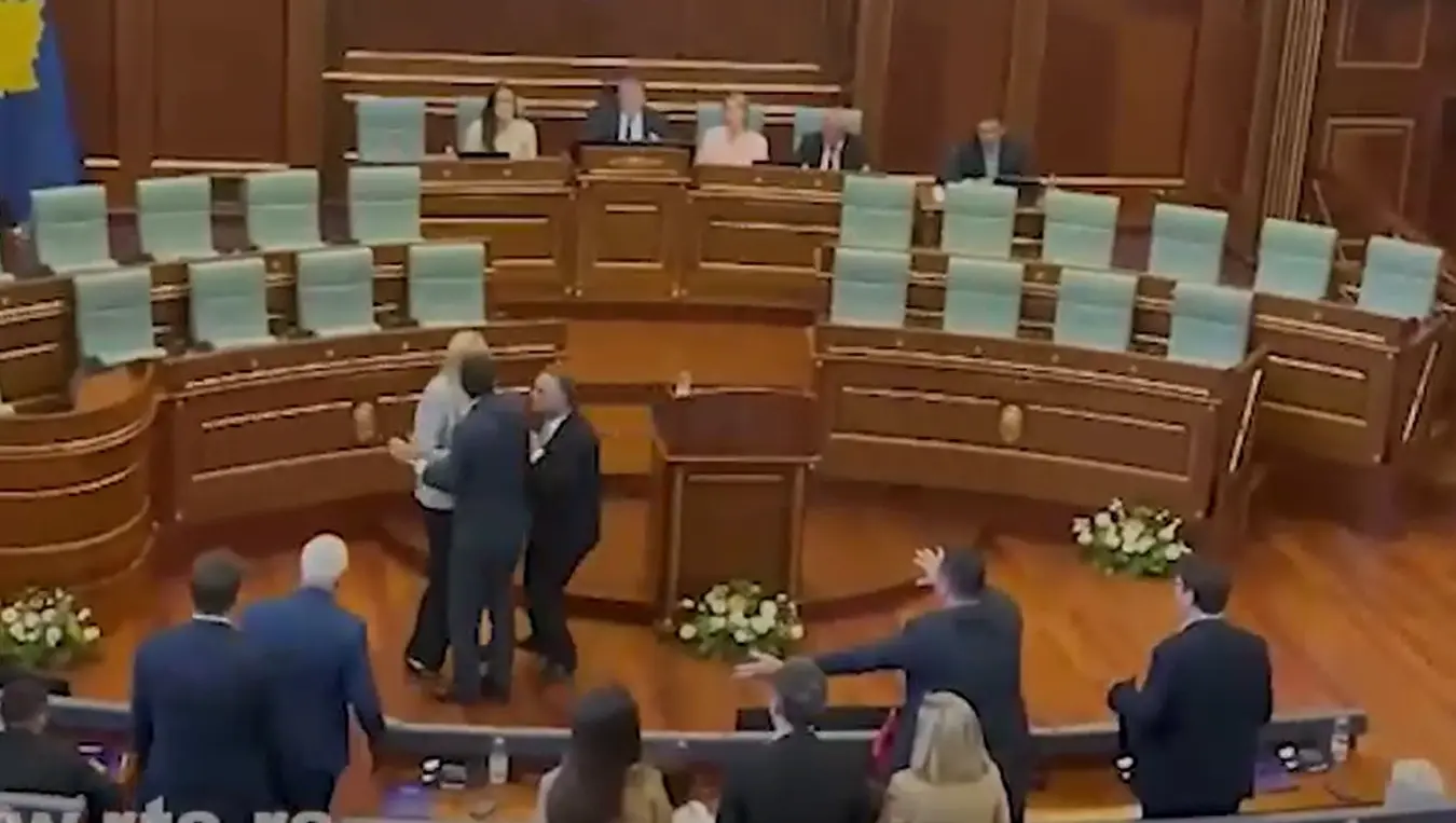 Погледајте видео: Аљбина Куртија гађали јајима, прекинута сједница