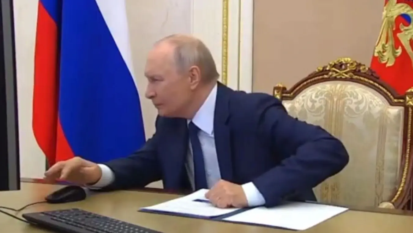 Снимак Путиновог електронског гласања хит на мрежама: Пажњу привукло шкиљење и један "технички" детаљ