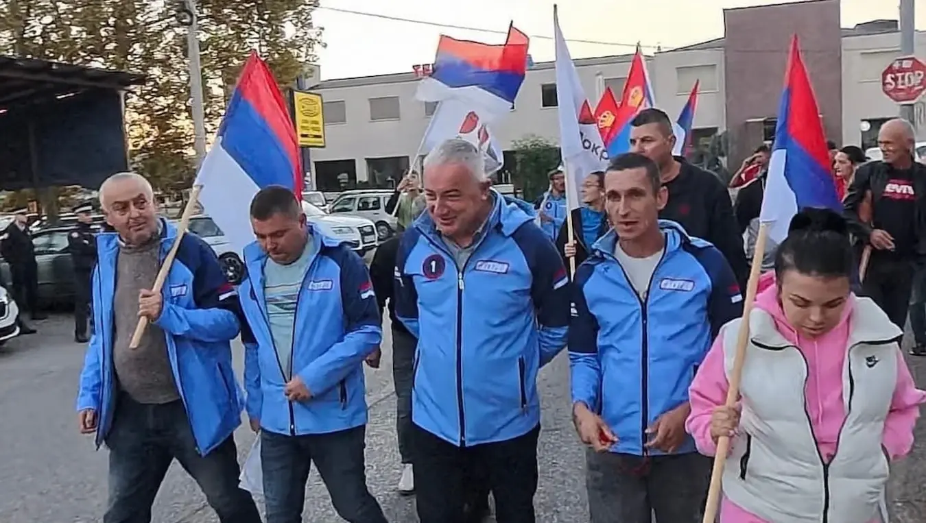 Протест у Трну: Више од стотину грађана тражи вртић, парк и боље услове за живот