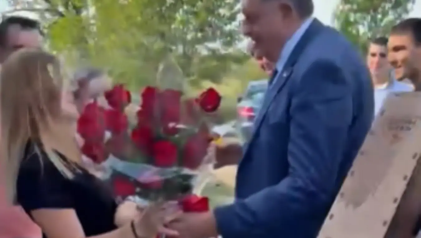 Додик с породицом Средић која се из Њемачке вратила у Омарску