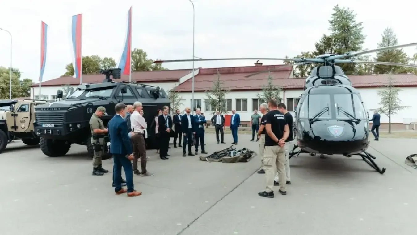 Кострешевић са официрима за везу осам земаља о међународној полицијској сарадњи