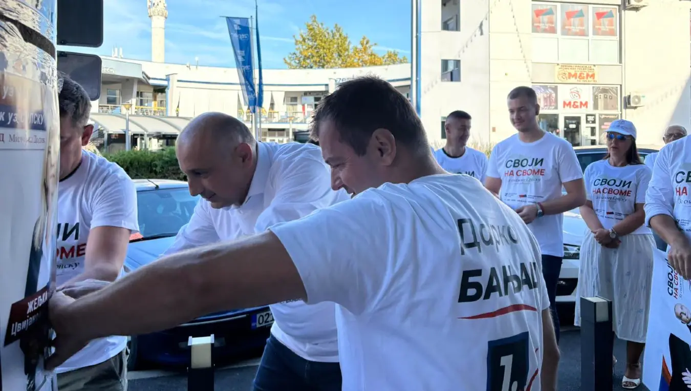 Бањац залијепио први плакат у Козарској Дубици: Грађанима нудимо реална и остварива рјешења