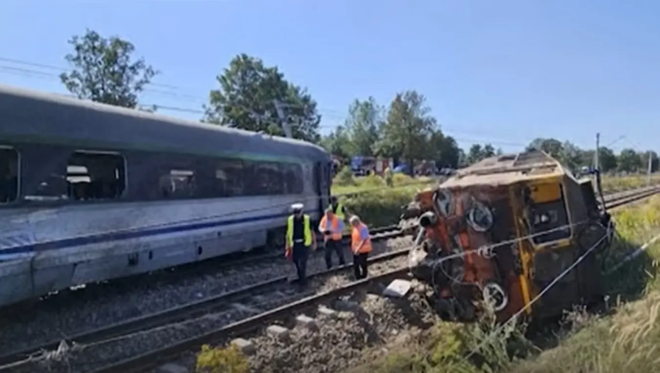 Судар воза и камиона у Пољској: Најмање 20 особа повријеђено, четири у критичном стању