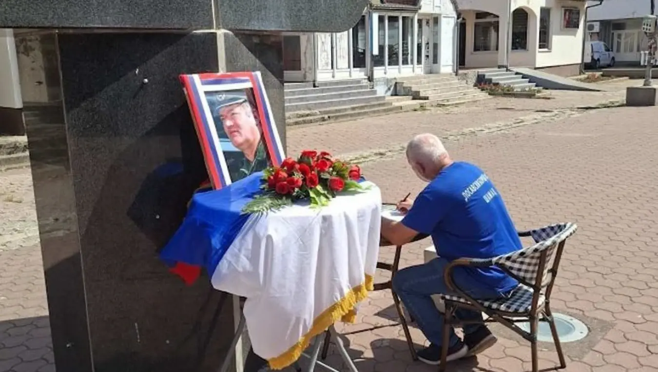 У Добоју и Шамцу отворена књига жалости поводом смрти генерала Младића