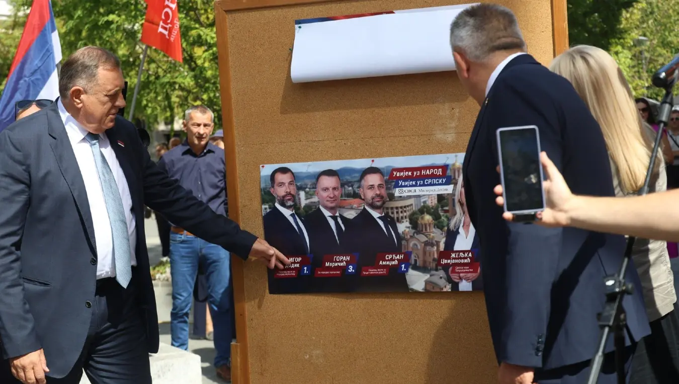 Додик залијепио први плакат СНСД-а и поручио: Минић и Цвијановић су побједнички кандидати