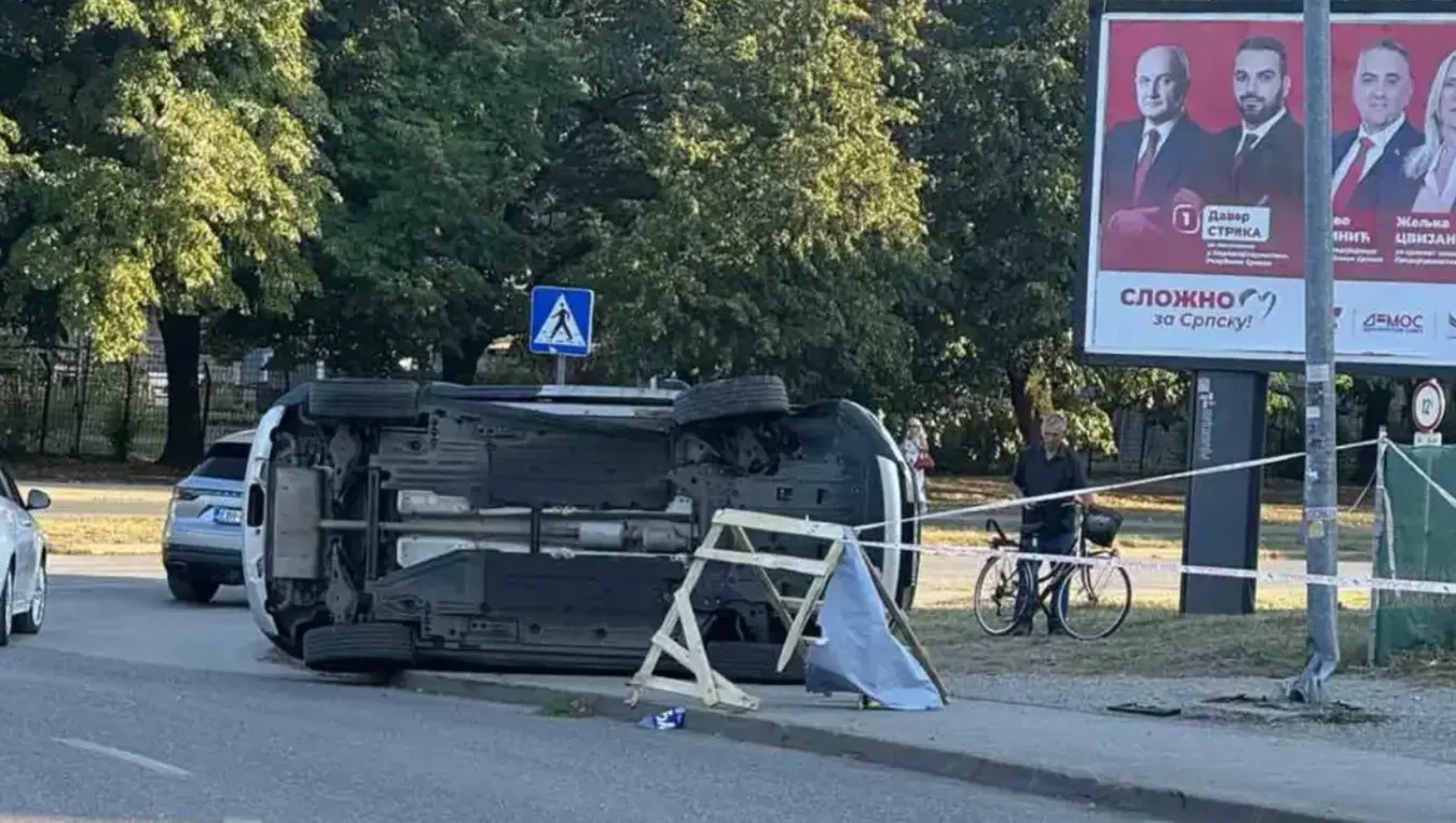 Незгода у кружном току код Ребровачке цркве, возило на боку