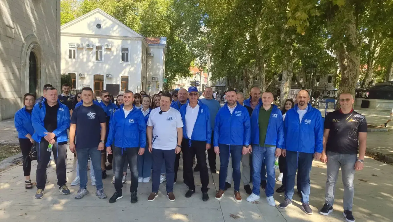 Уједињена Српска опет другачија од осталих: Требиње обојили у тробојку, Стевандић покуповао здраве производе на пијаци