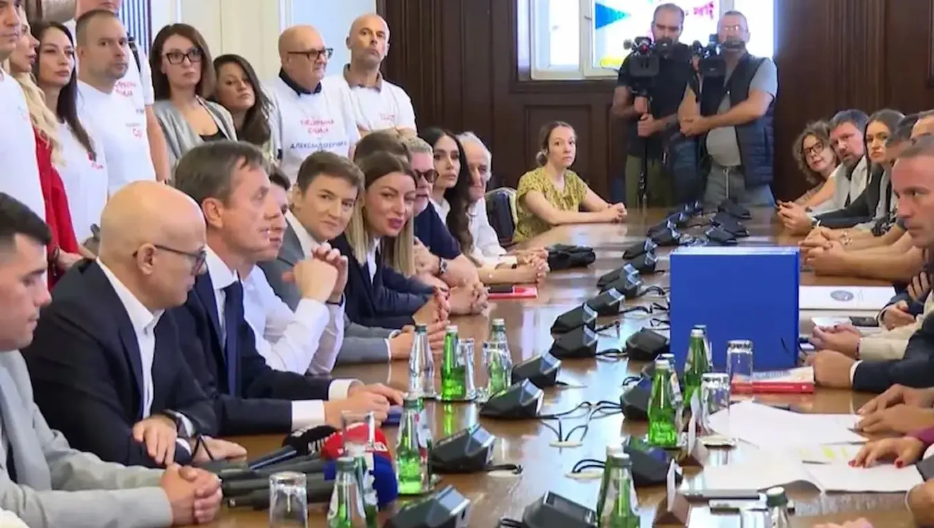 Представници листе "Александар Вучић – Уједињена Србија" предали листу и потписе РИК-у