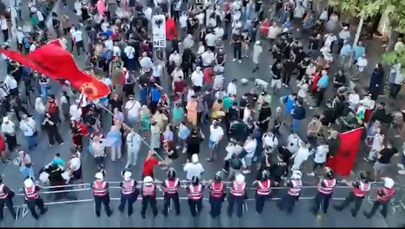 Сукоб демонстраната и полиције у Тирани, пет особа ухапшено