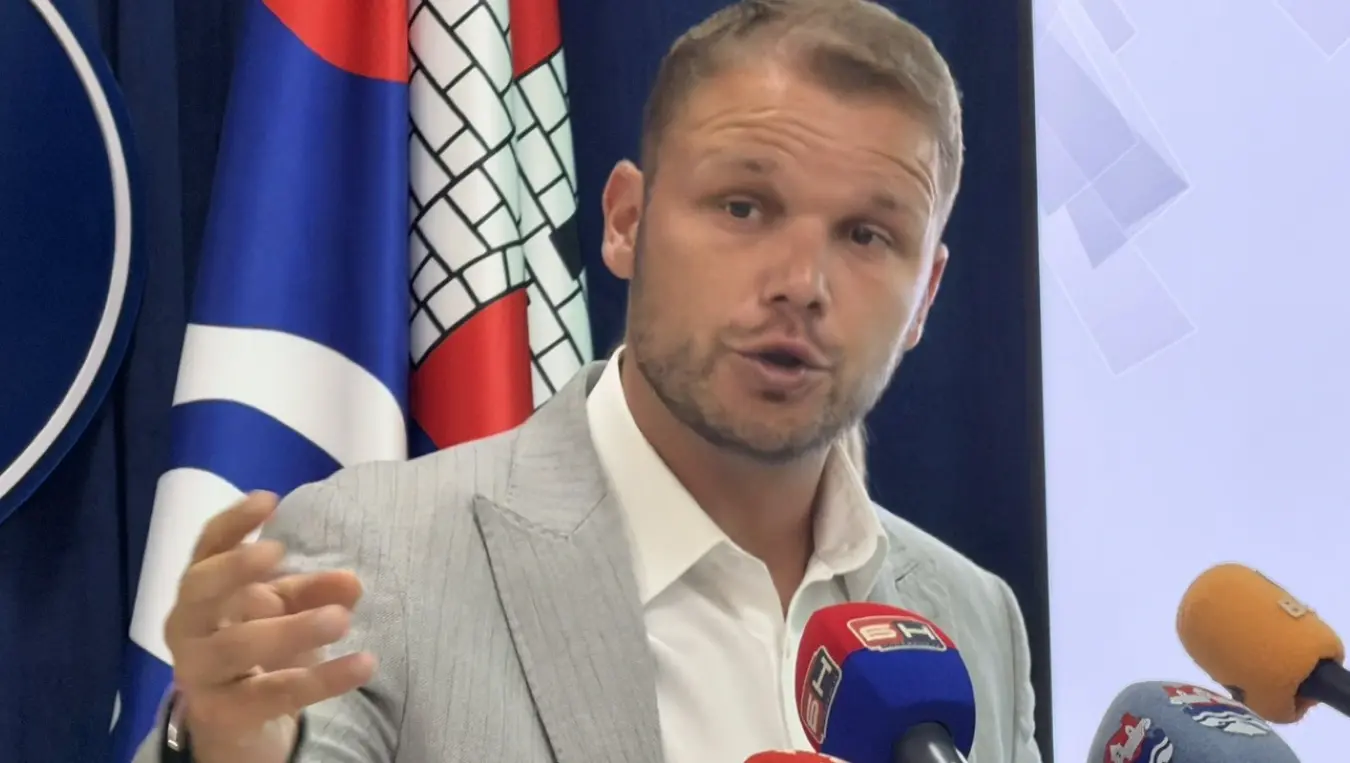 Станивуковић критиковао директоре основних школа у Бањалуци: Политика дубоко у образовању