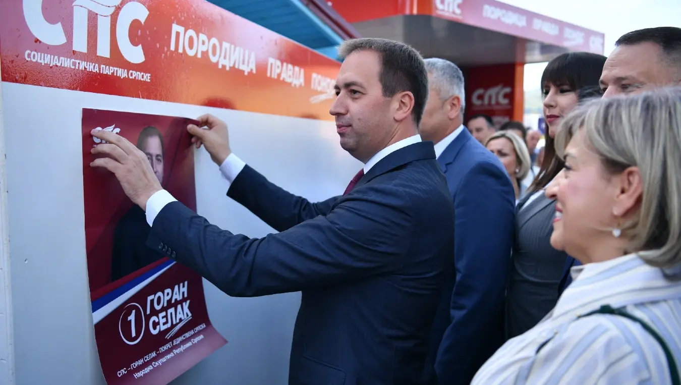 Породица, правда, понос: Селак залијепио први плакат СПС-а