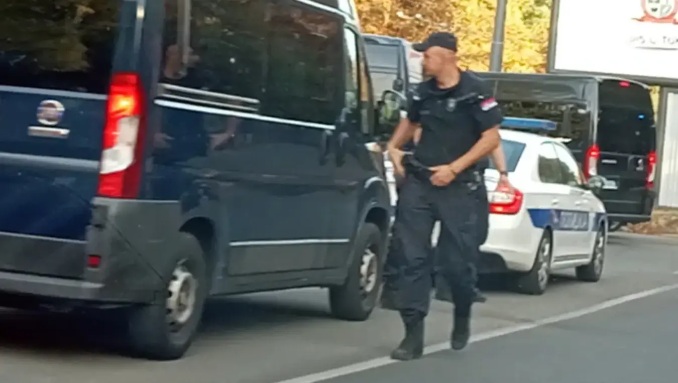 "Генерале, хвала!" Јаке снаге полиције распоређене око ВМА, Београд чека долазак генерала Младића