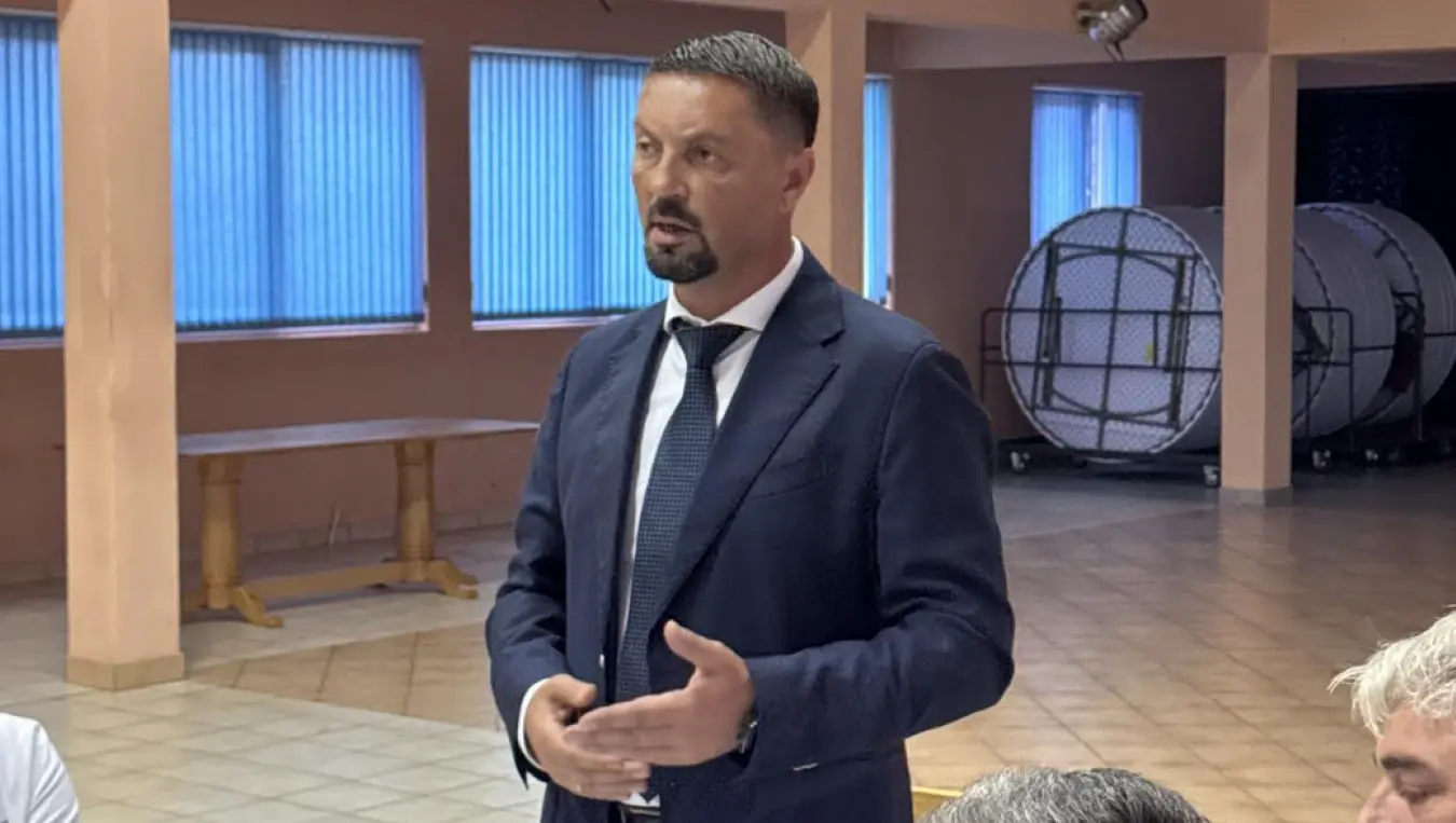 Ристић с грађанима Језера и Шипова: Република Српске ће имати будућност само ако млади људи остану