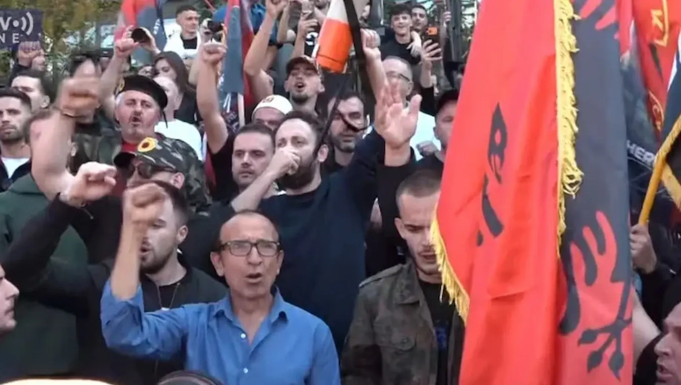 Хаос у Приштини: Присталице тзв. ОВК разбијају прозоре на згради владе привремених институција
