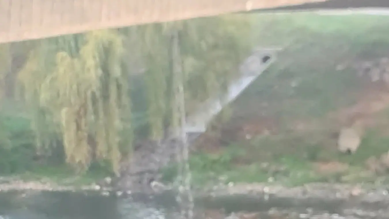 Шта се дешава на мосту Венеција у Бањалуци: Вода се слива у Врбас