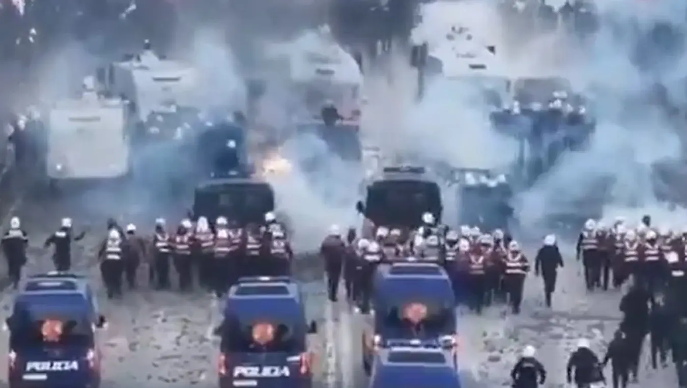 Ескалација протеста у Тирани: Бачен Молотовљев коктел на канцеларију Едија Раме