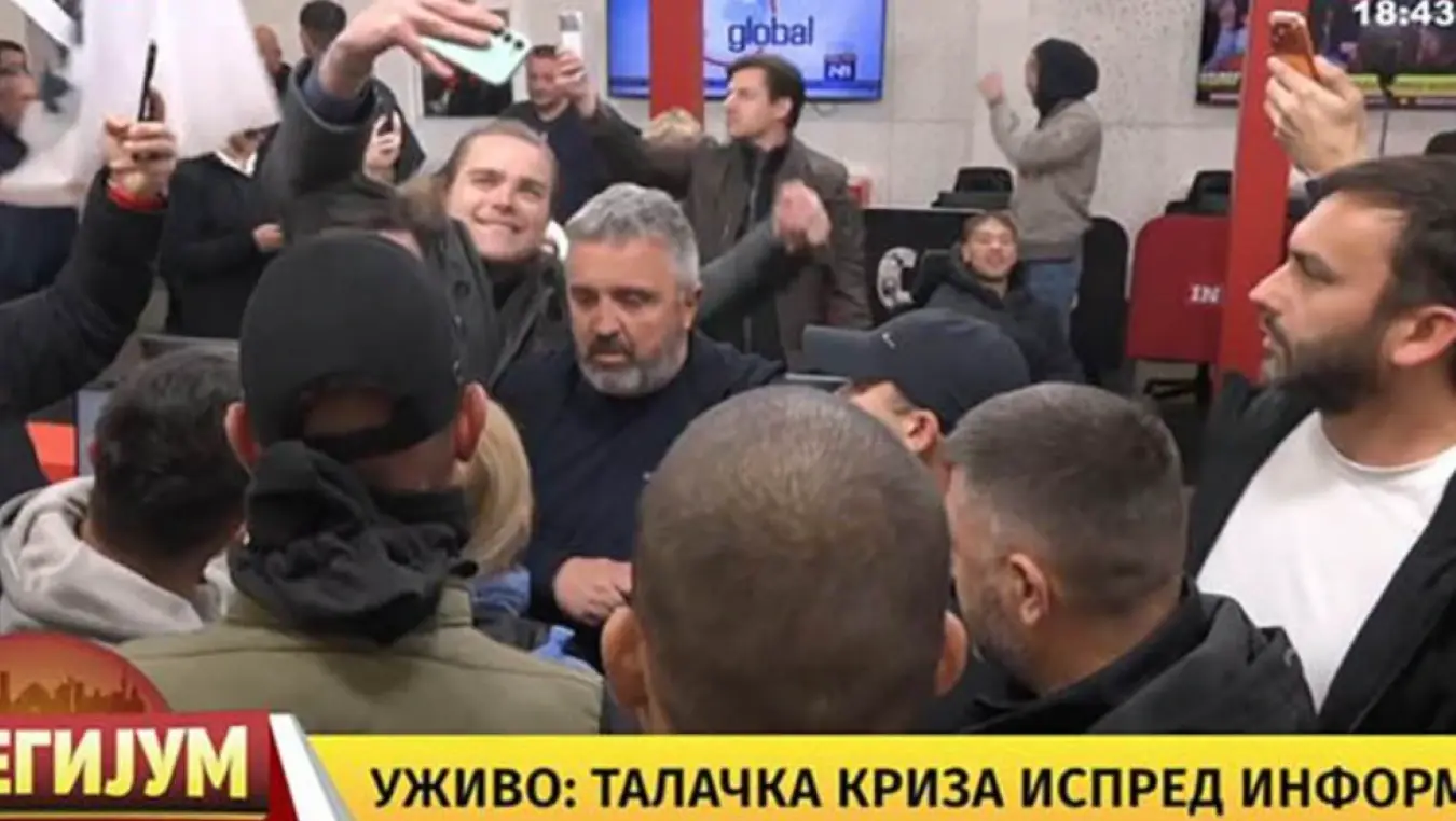 Грађани траже од Информера да се извини народу, обезбјеђење евакуисало главног уредника Драгана Ј. Вучићевића