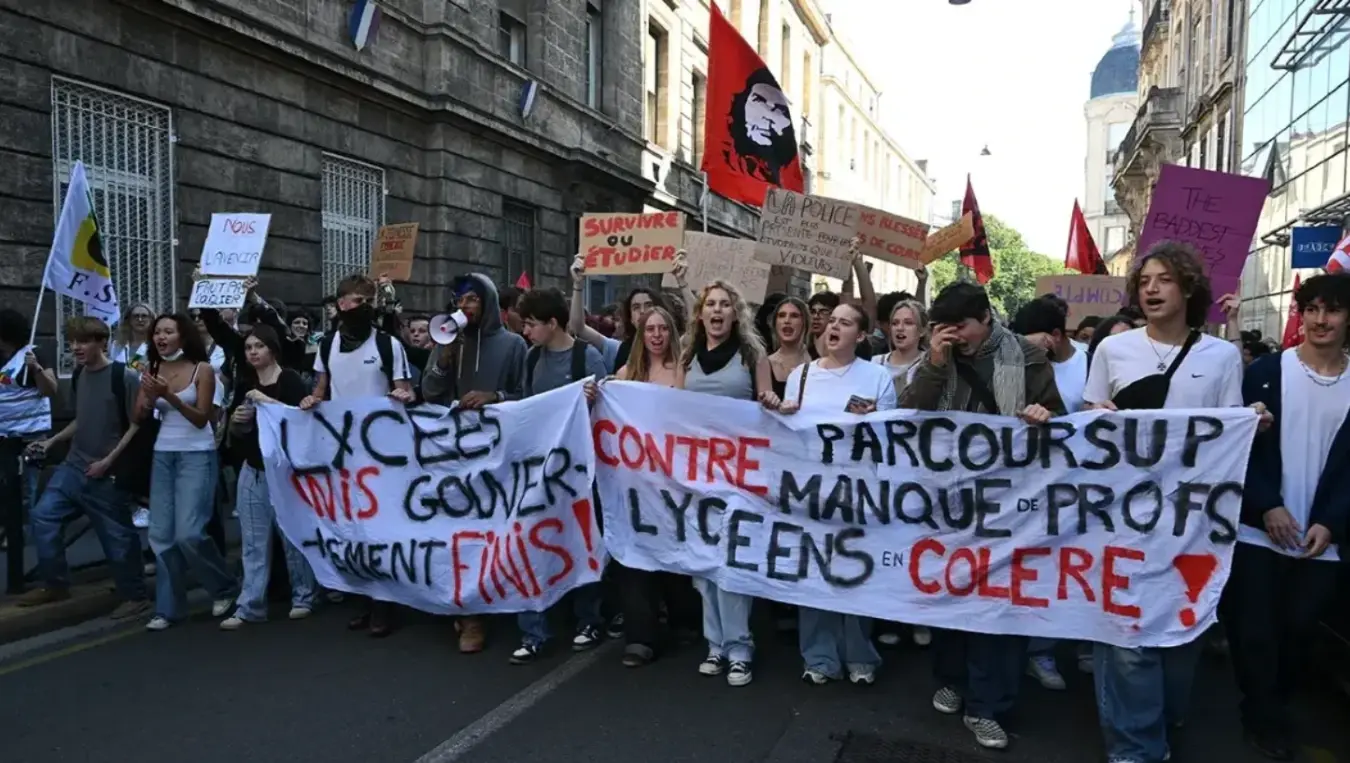 Због протеста средњошколаца у Француској затворено око 200 школа
