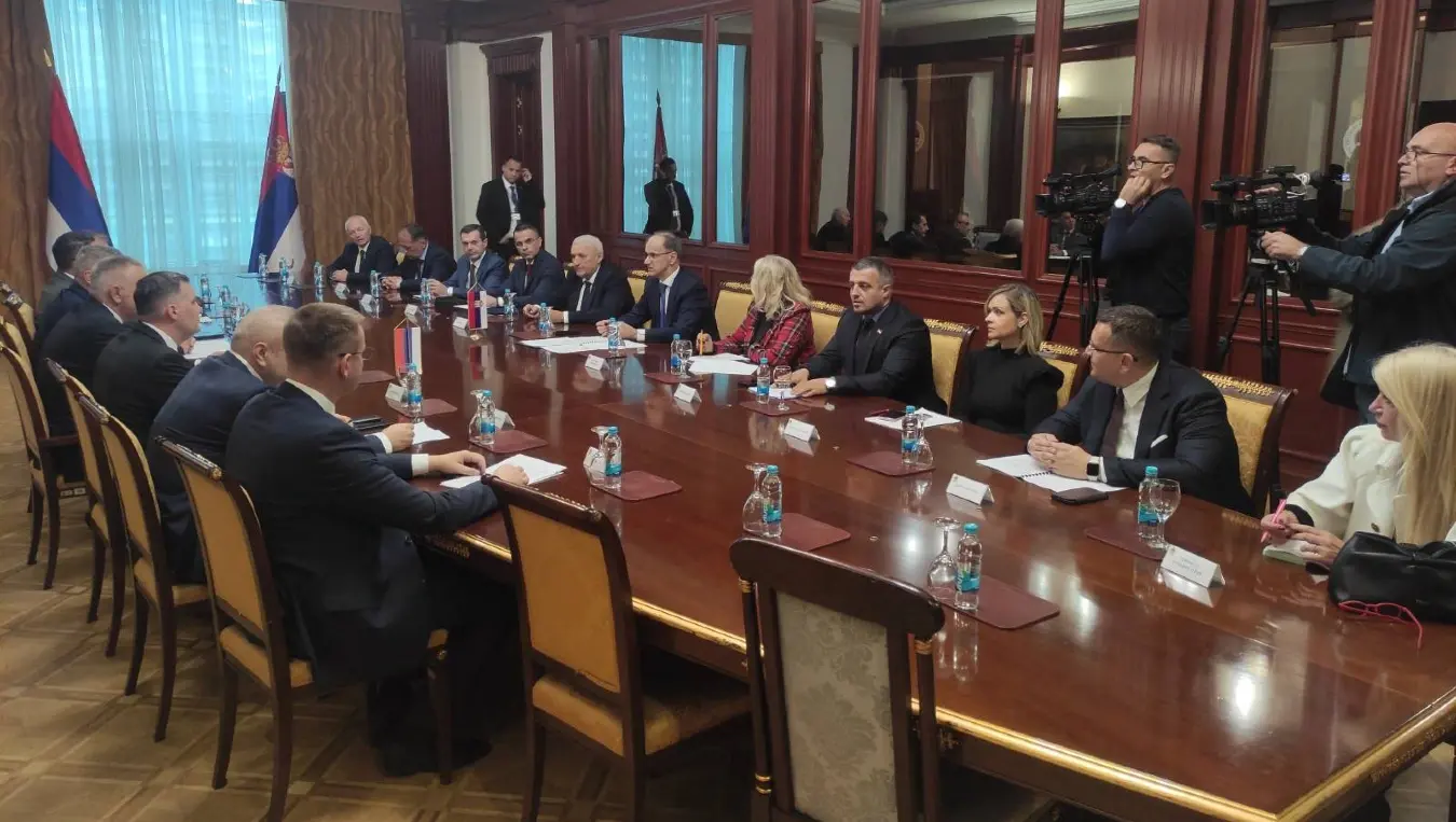 министри
