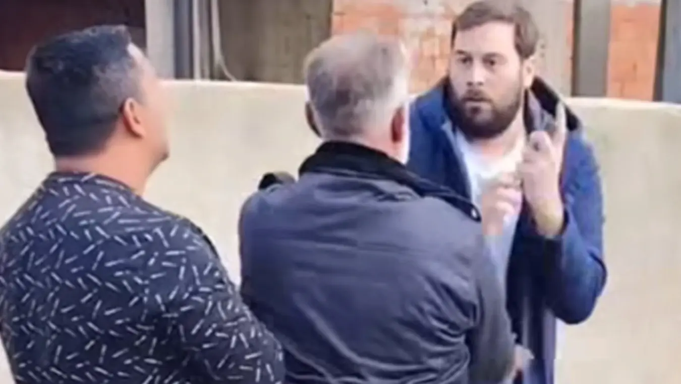Хитна на бирачком мјесту: Двоје новинара повријеђено, испливао снимак нападача док их гађају каменицама