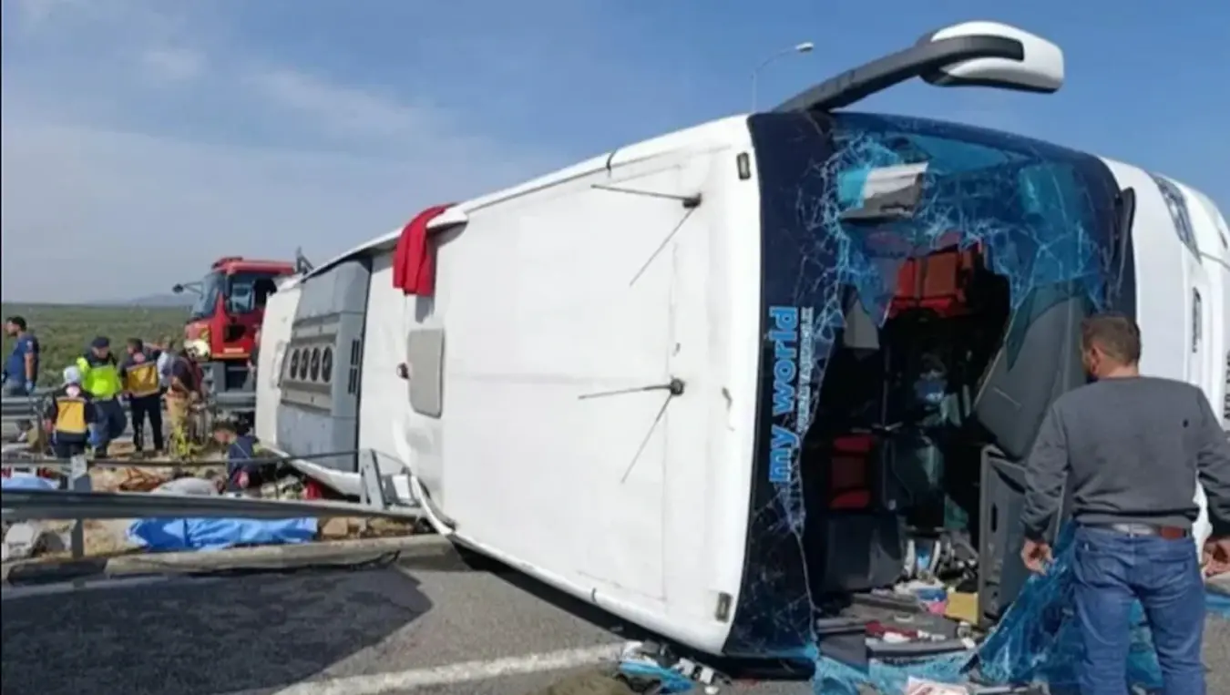 Најмање 11 погинулих и 27 рањених у судару туристичког аутобуса и камиона