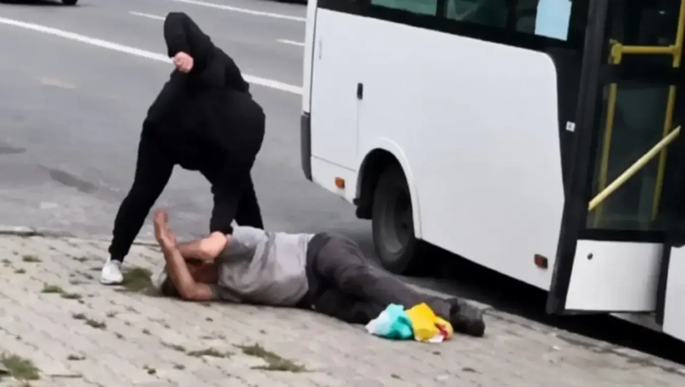 Жена избацила мушкарца из аутобуса па га претукла