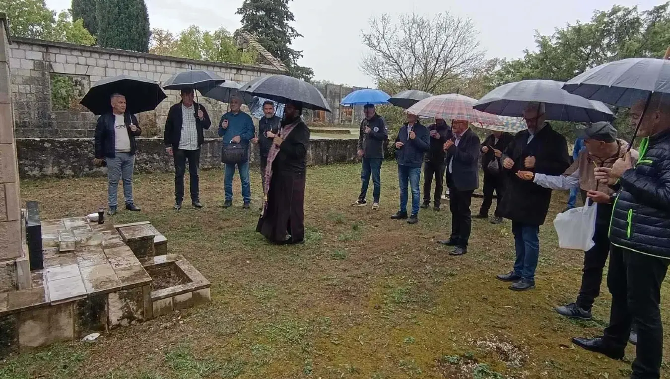 Сјећање на хероје са прве линије фронта: Служен помен за српске борце у требињском селу Хум
