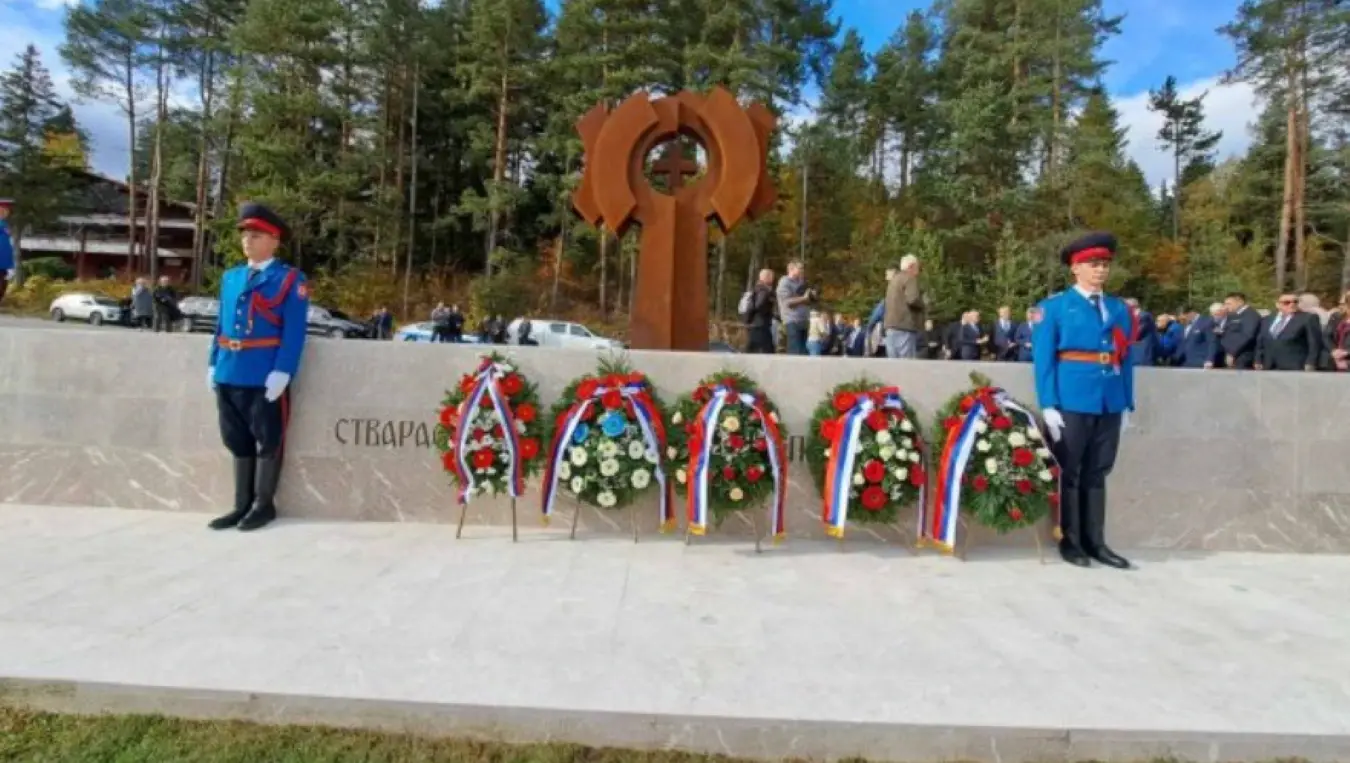 Положени вијенци код Споменика "Саборност" на Тргу стваралаца Републике Српске