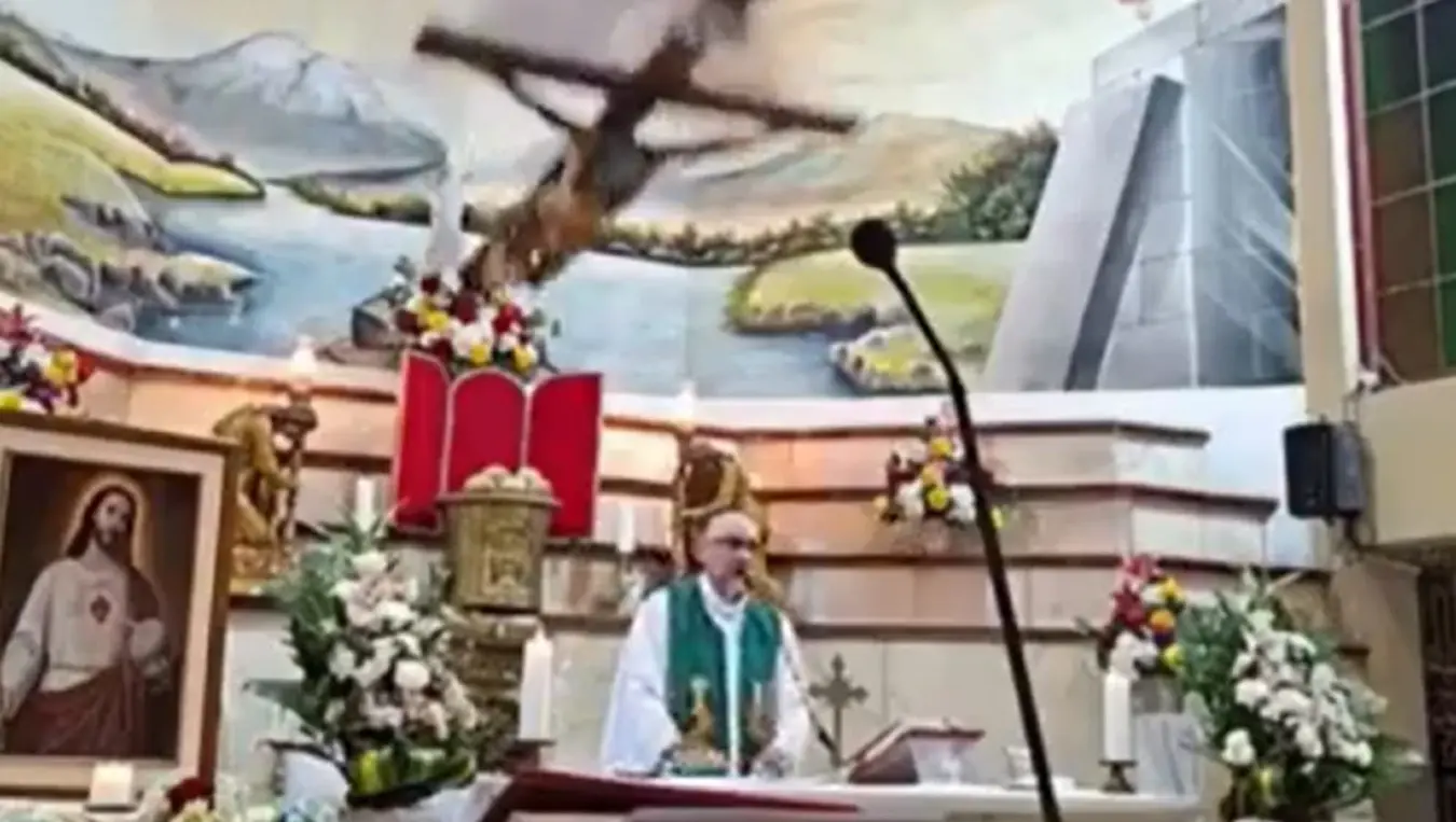 Погледајте видео: Свештеник погинуо током мисе, на њега пао велики крст