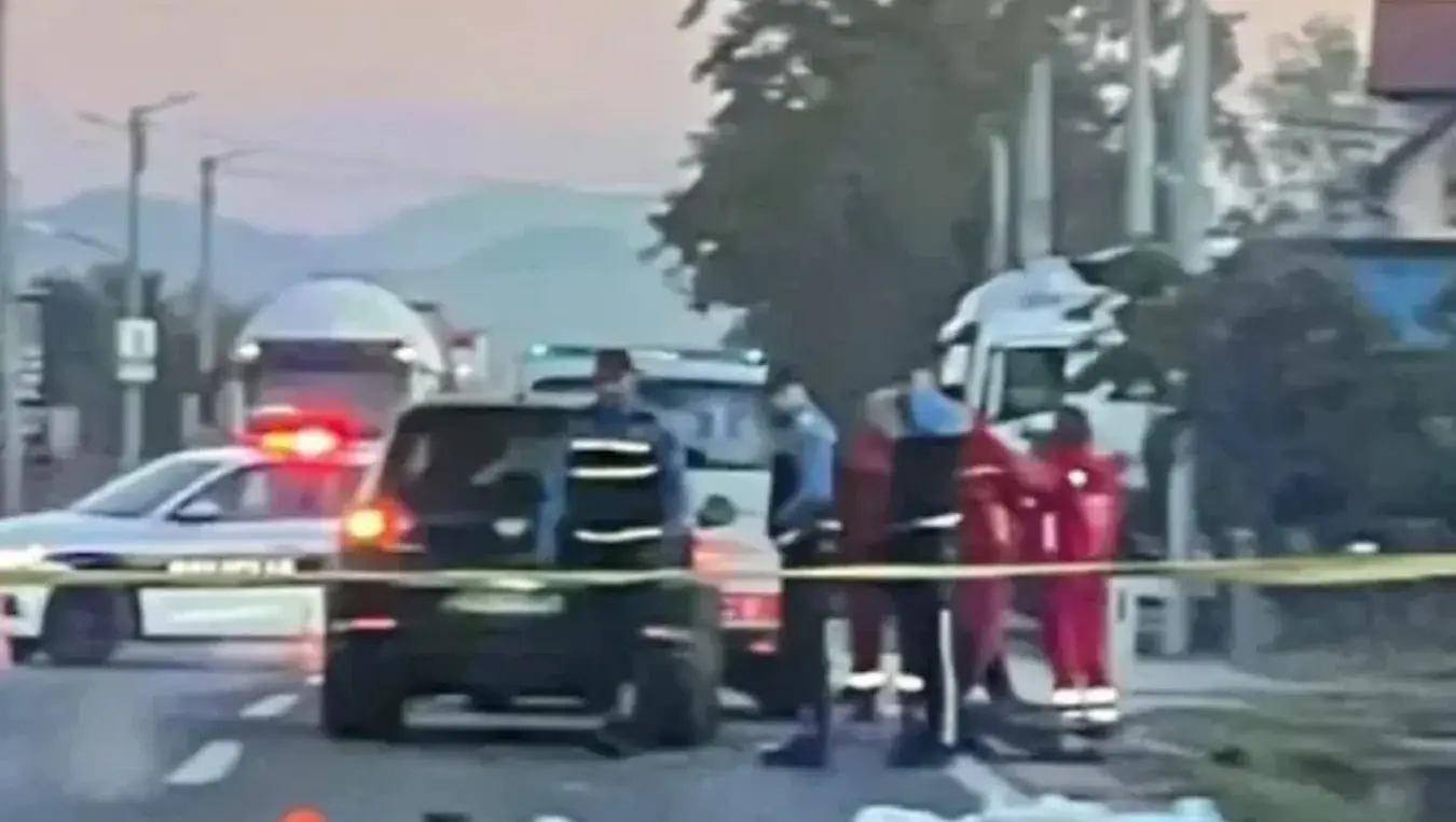 Tешка несрећа на путу Тузла - Сарајево: Погинуо пјешак, саобраћај обустављен