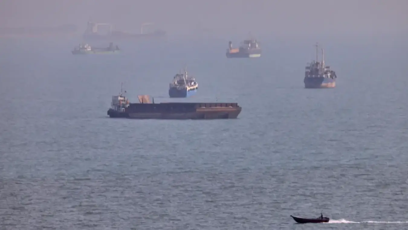 Погођен танкер у Ормуском мореузу, избио велики пожар