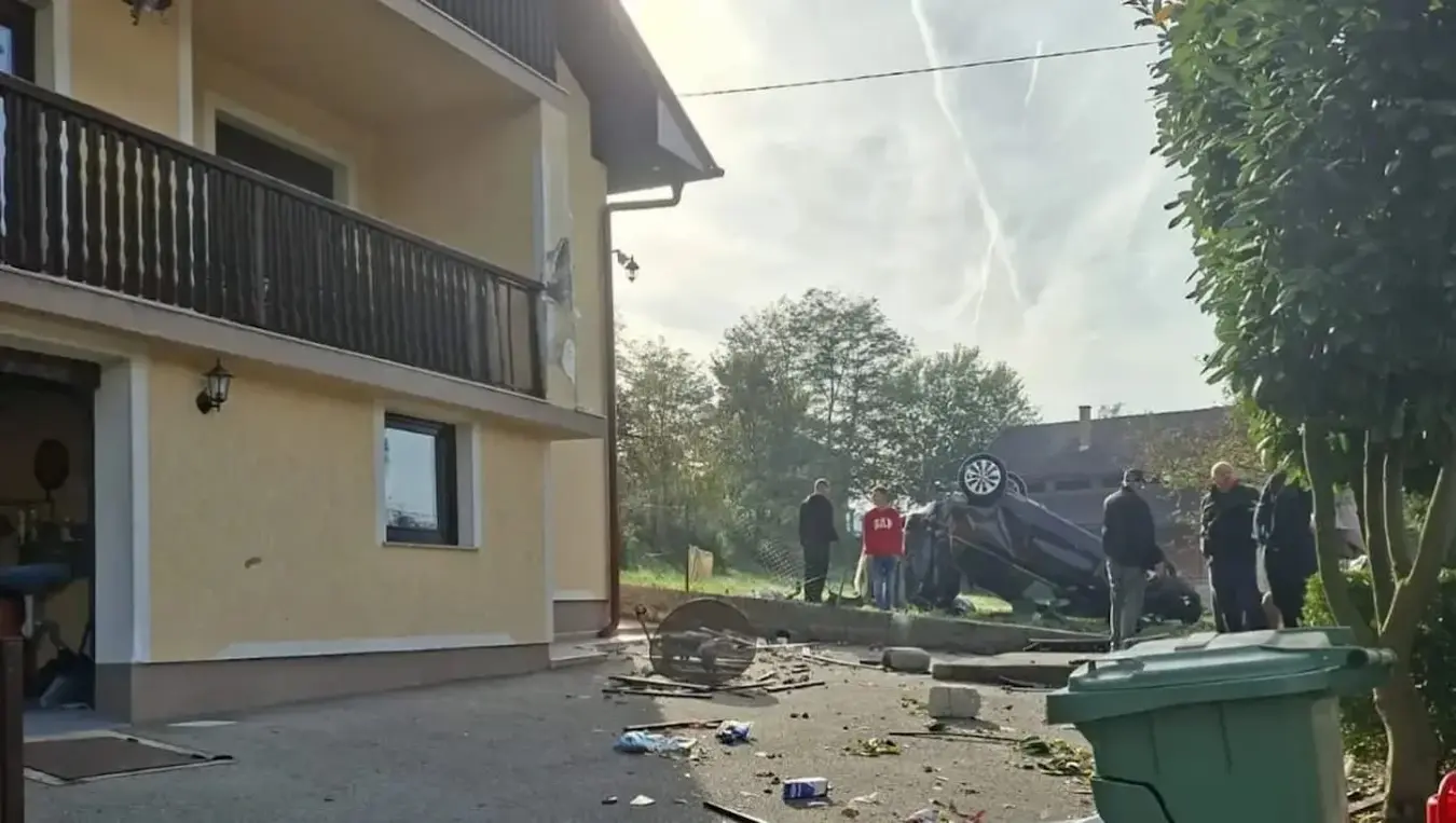 Голфом ударио у први спрат куће: Двије особе повријеђене