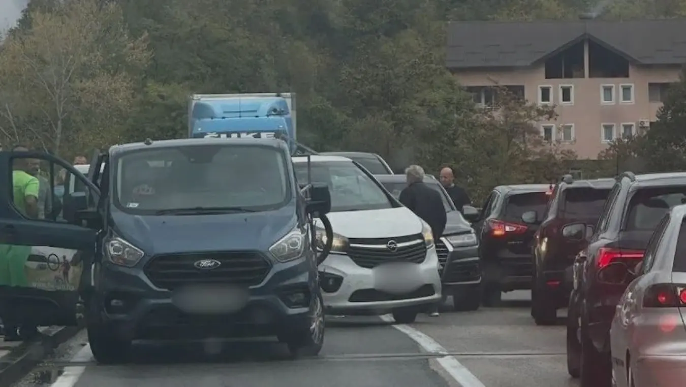 Обустављен саобраћај у Коњицу због ланчаног судара