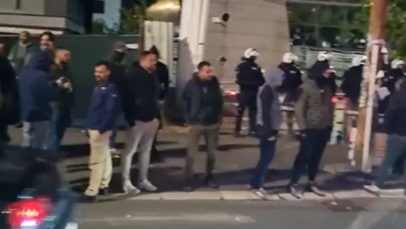 Јаја лете на зграду ТВ "ПИНК": Испред кордон полиције, окупљени пјевају "Изађи мала"