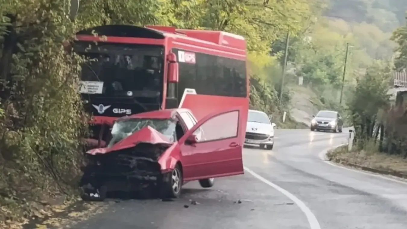 Судар аута и аутобуса код Тузле